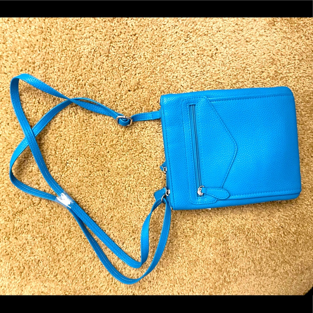 Mundi Felicia BlNew Pebble Crossbody Bag with phone charger & USB cord.